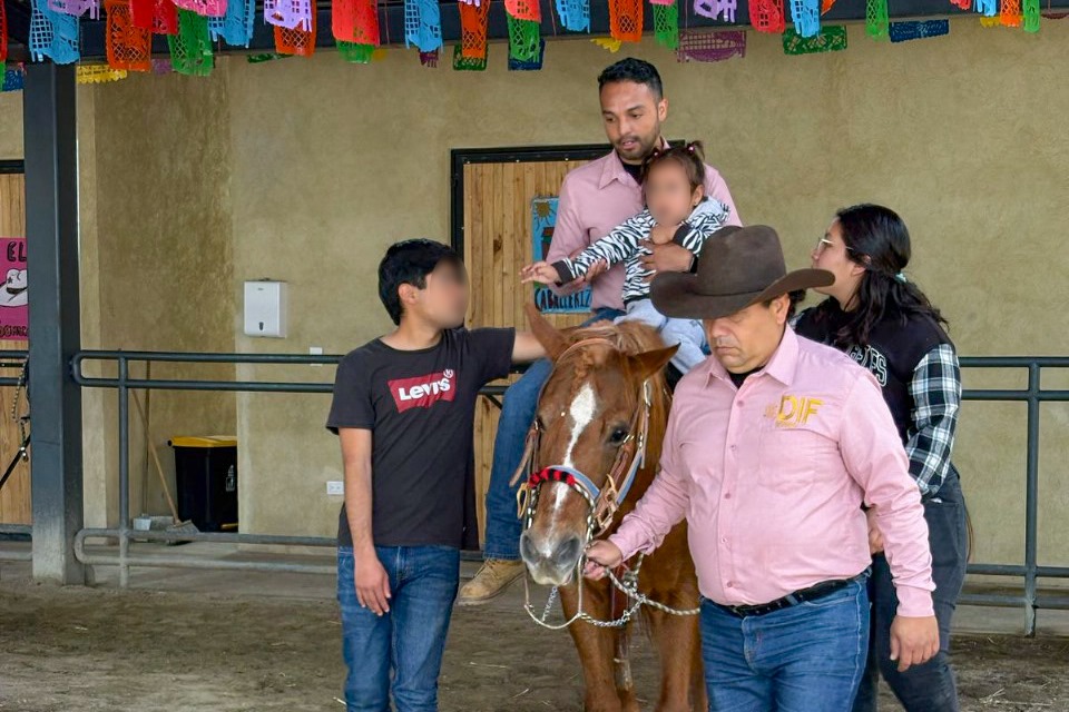 Acerca DIF Huamantla equinoterapia para mejorar la calidad de vida de niñas y niños que lo necesitan